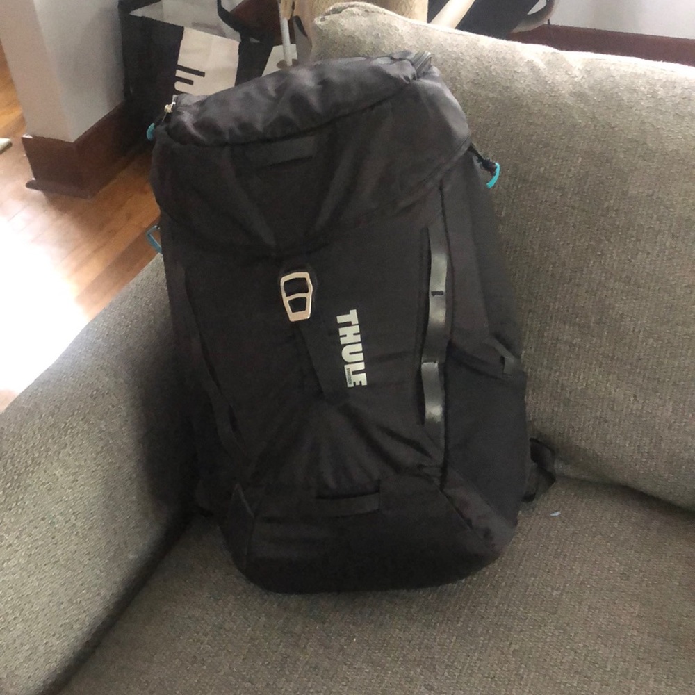 Like New Thule Enroute Mosey 28L Pack